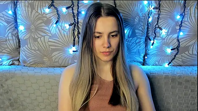 Snapshot of MaggieCake chatting on March 20, 1:54 am MaggieCake online show from March 20, 1:54 am