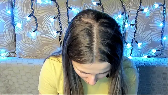 Snapshot of MaggieCake chatting on March 26, 2:17 am MaggieCake online show from March 26, 2:17 am