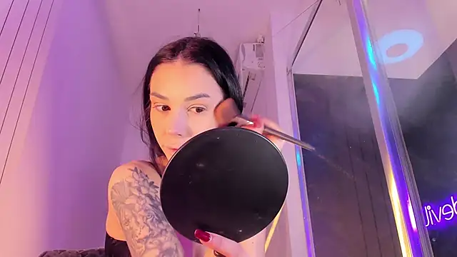 Snapshot of realhotfallingdevil chatting on February 19, 6:09 am realhotfallingdevil online show from February 19, 6:09 am