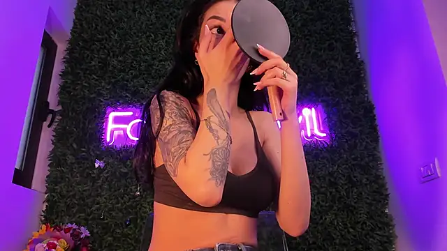 Snapshot of realhotfallingdevil chatting on March 19, 5:44 am realhotfallingdevil online show from March 19, 5:44 am