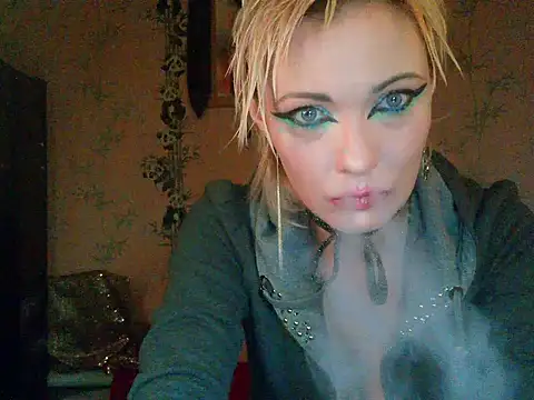 WildMissNiks online show from November 12, 8:15 am