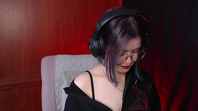 Snapshot of Raventh_ chatting on February 20, 1:33 pm Raventh online show from February 20, 1:33 pm