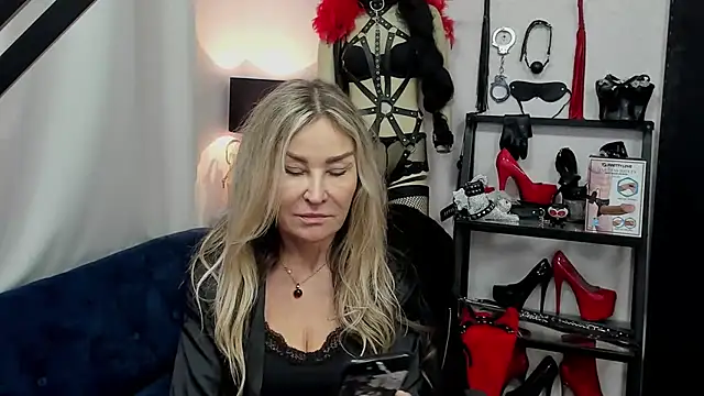 Snapshot of crystaLUX chatting on December 16, 9:14 am crystaLUX online show from December 16, 9:14 am