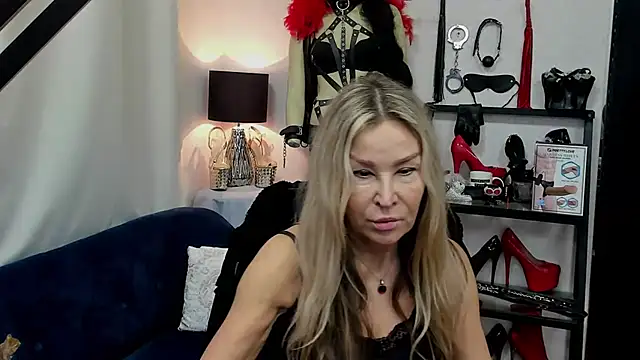 Snapshot of crystaLUX chatting on December 17, 7:29 am crystaLUX online show from December 17, 7:29 am