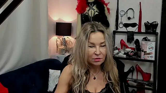 Snapshot of crystaLUX chatting on January 2, 7:12 am crystaLUX online show from January 2, 7:12 am