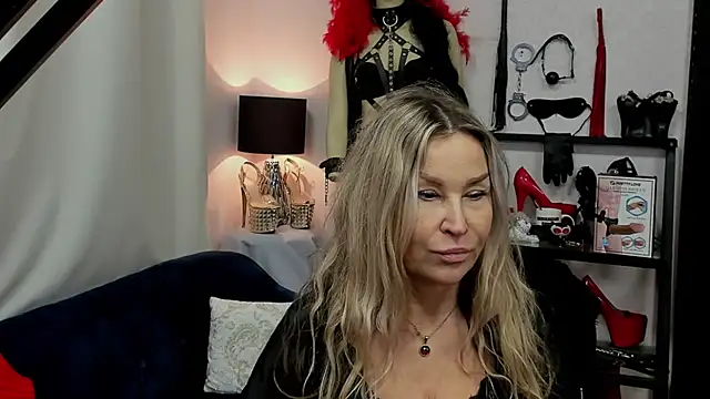 Snapshot of crystaLUX chatting on January 2, 10:48 am crystaLUX online show from January 2, 10:48 am
