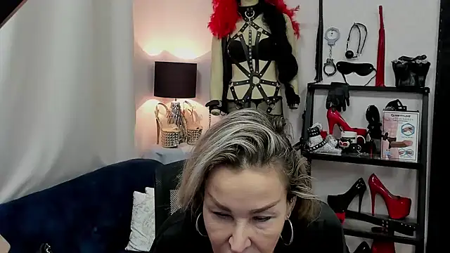 Snapshot of crystaLUX chatting on January 5, 7:38 am crystaLUX online show from January 5, 7:38 am