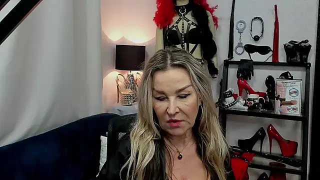 Snapshot of crystaLUX chatting on January 7, 8:56 am crystaLUX online show from January 7, 8:56 am