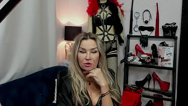 Snapshot of crystaLUX chatting on January 8, 9:10 am crystaLUX online show from January 8, 9:10 am