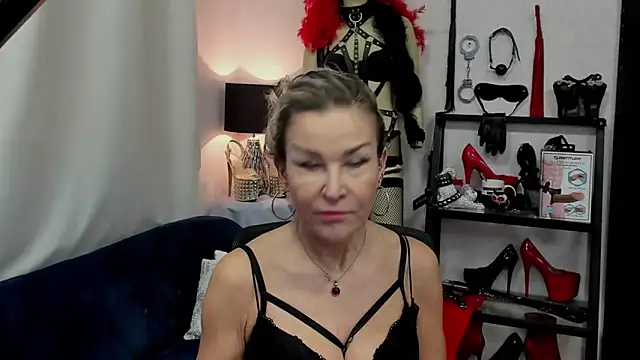 Snapshot of crystaLUX chatting on January 10, 5:58 am crystaLUX online show from January 10, 5:58 am