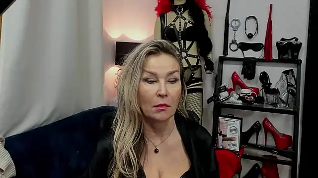 Snapshot of crystaLUX chatting on January 17, 10:11 am crystaLUX online show from January 17, 10:11 am