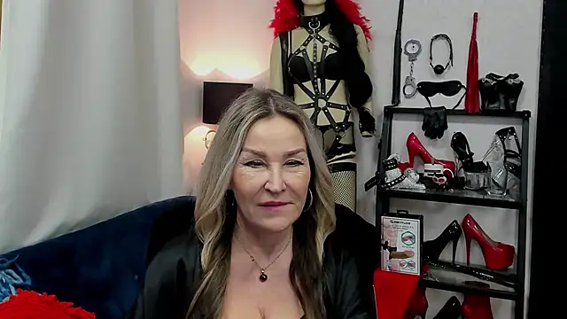 Snapshot of crystaLUX chatting on January 21, 9:03 am crystaLUX online show from January 21, 9:03 am