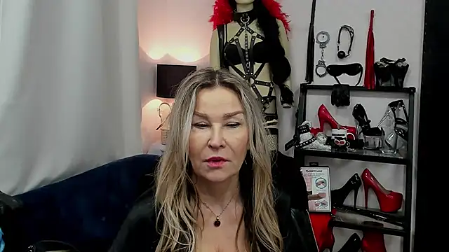 Snapshot of crystaLUX chatting on January 23, 5:45 am crystaLUX online show from January 23, 5:45 am