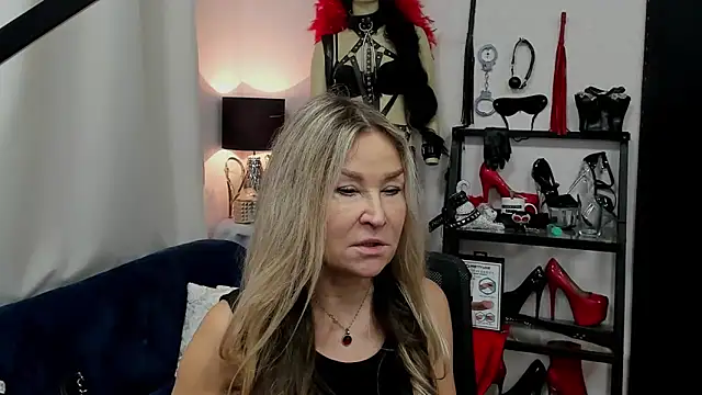 Snapshot of crystaLUX chatting on January 27, 6:30 am crystaLUX online show from January 27, 6:30 am