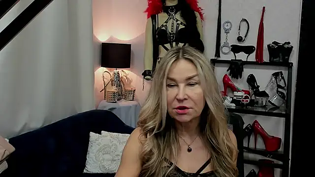 Snapshot of crystaLUX chatting on February 3, 5:51 am crystaLUX online show from February 3, 5:51 am