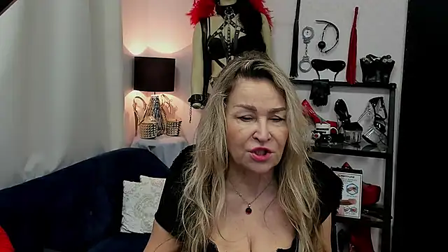 Snapshot of crystaLUX chatting on February 28, 5:48 am crystaLUX online show from February 28, 5:48 am