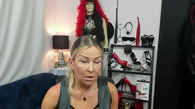 Snapshot of crystaLUX chatting on September 11, 4:23 am crystaLUX online show from September 11, 4:23 am