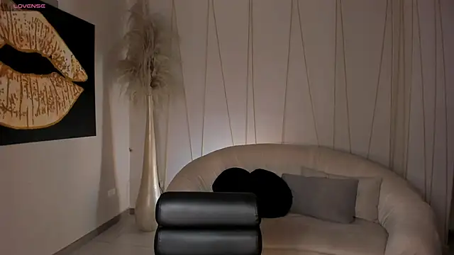 LaurenTurner  online show from September 18, 11:56 am