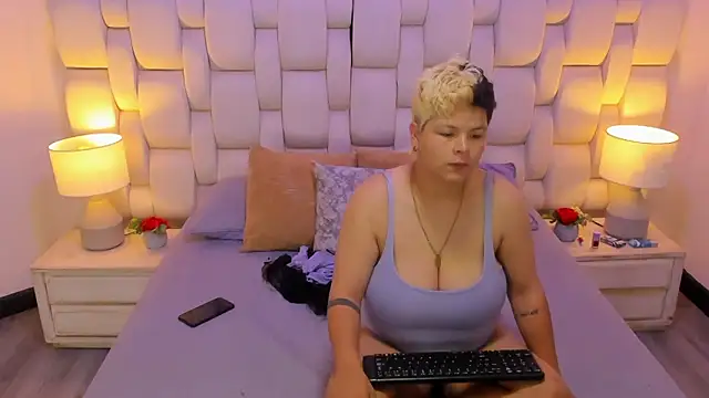 MiaYMolly online show from December 5, 6:55 am