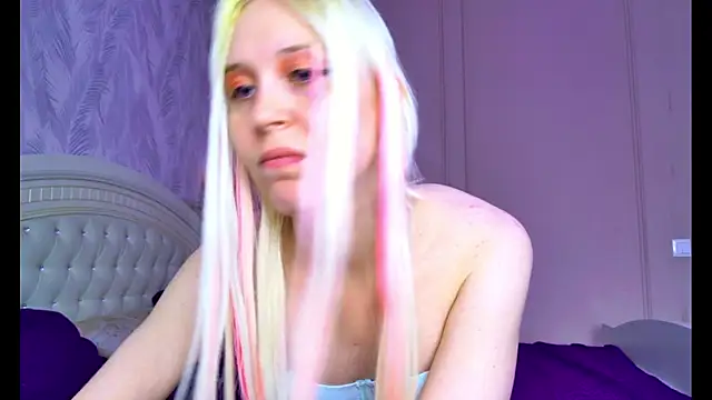 Snapshot of Evelyn_rabbit chatting on June 12, 8:24 am Evelyn rabbit online show from June 12, 8:24 am