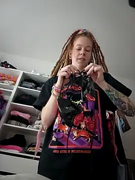 Snapshot of LucidLucy chatting on October 7, 12:46 pm LucidLucy online show from October 7, 12:46 pm