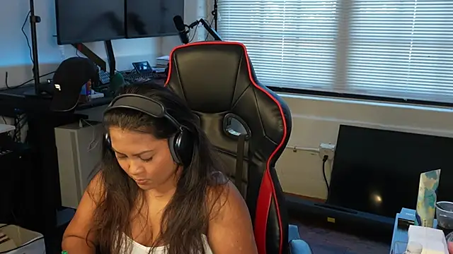 Snapshot of Bubbleliyah chatting on February 4, 8:28 pm Bubbleliyah online show from February 4, 8:28 pm