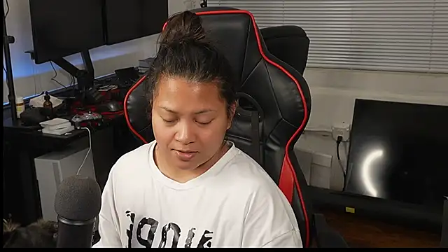 Snapshot of Bubbleliyah chatting on February 26, 2:04 am Bubbleliyah online show from February 26, 2:04 am