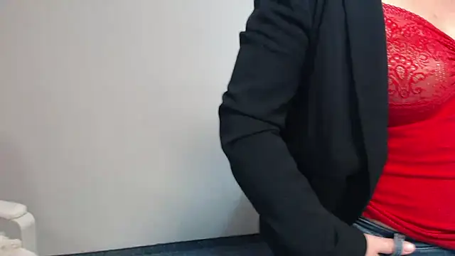 Snapshot of Adelewildx chatting on December 5, 5:04 am Adelewildx online show from December 5, 5:04 am