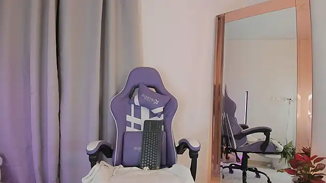 roxie gates  online show from February 1, 2:54 am