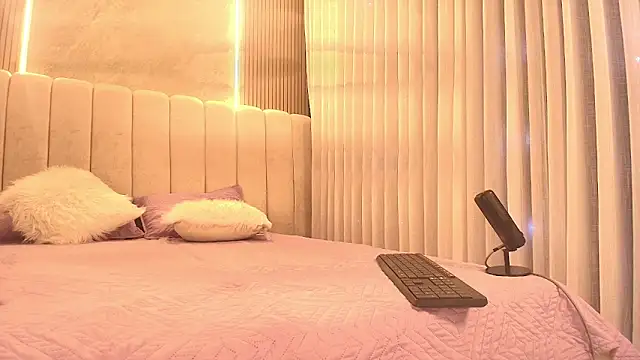 emyli sw  online show from February 4, 3:12 am