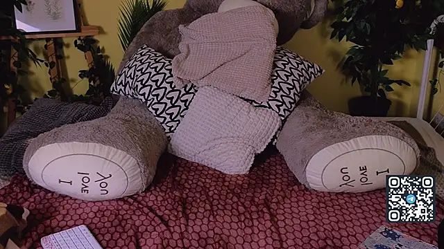 Snapshot of SuchArt_ chatting on December 9, 3:22 pm SuchArt online show from December 9, 3:22 pm