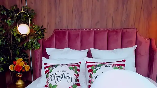 Snapshot of AdoraLynn chatting on December 14, 9:24 pm AdoraLynn online show from December 14, 9:24 pm