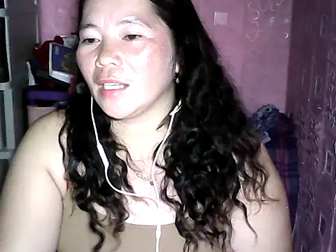 Snapshot of hotpusie_4u chatting on February 25, 5:06 am hotpusie 4u online show from February 25, 5:06 am