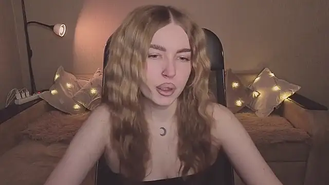 Snapshot of ViolettaLopez chatting on February 18, 2:35 pm ViolettaLopez online show from February 18, 2:35 pm