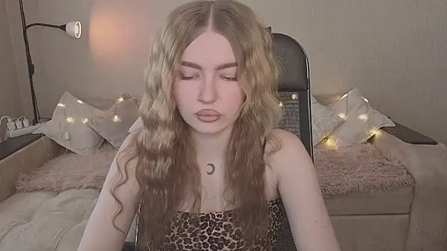 Snapshot of ViolettaLopez chatting on February 21, 12:50 pm ViolettaLopez online show from February 21, 12:50 pm