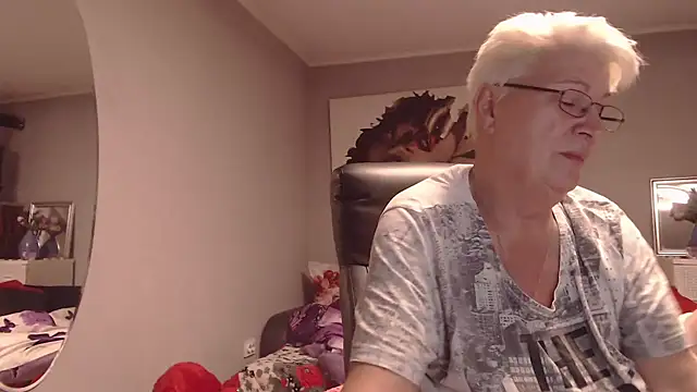 LaylaMilf online show from October 9, 6:50 pm