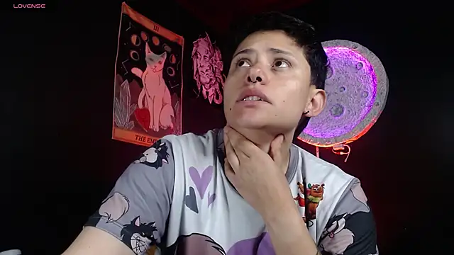 girl intense444 online show from April 28, 1:27 pm