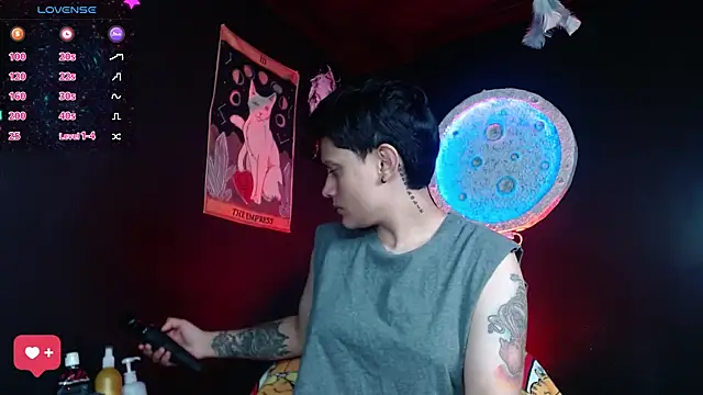 girl intense444 online show from June 18, 1:48 pm