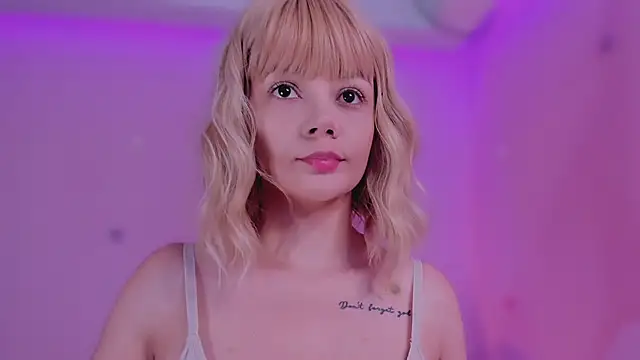 Snapshot of bella_adams_ chatting on February 13, 7:52 pm bella adams online show from February 13, 7:52 pm