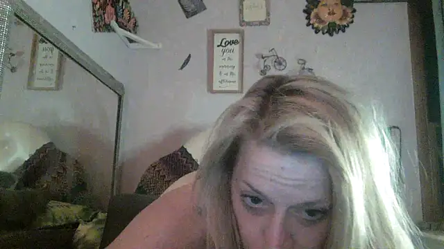 Snapshot of MommaCummins00 chatting on March 29, 8:25 am MommaCummins00 online show from March 29, 8:25 am