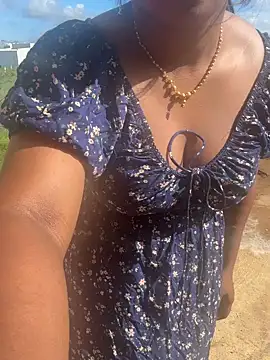 Snapshot of Dhiyapink chatting on December 6, 4:03 am Dhiyapink online show from December 6, 4:03 am