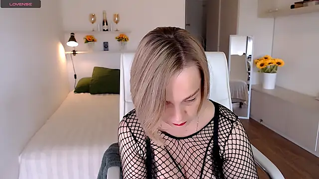 Snapshot of Tilly_Eliot chatting on September 16, 7:59 pm Tilly Eliot online show from September 16, 7:59 pm