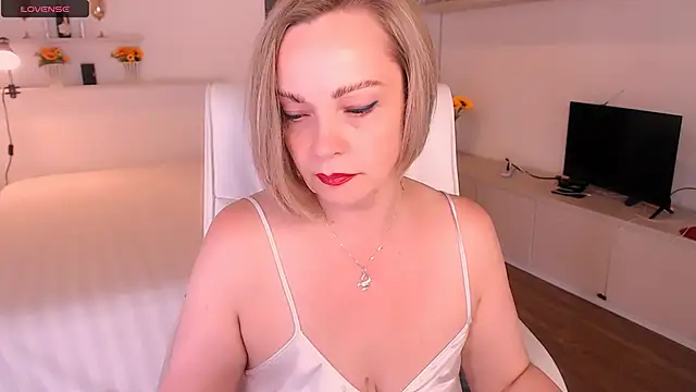 Snapshot of Tilly_Eliot chatting on November 12, 8:30 pm Tilly Eliot online show from November 12, 8:30 pm