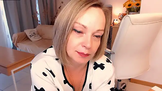 Tilly Eliot online show from March 15, 8:15 pm