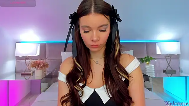 Snapshot of MiaMuse chatting on October 18, 7:25 pm MiaMuse online show from October 18, 7:25 pm