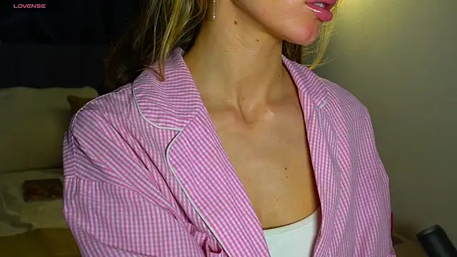 Snapshot of Danielle_Thomas chatting on March 27, 12:49 am Danielle Thomas online show from March 27, 12:49 am