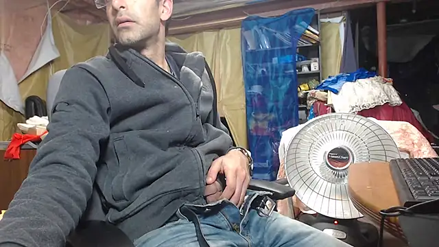 Snapshot of Gsmile1 chatting on December 9, 10:20 pm Gsmile1 online show from December 9, 10:20 pm