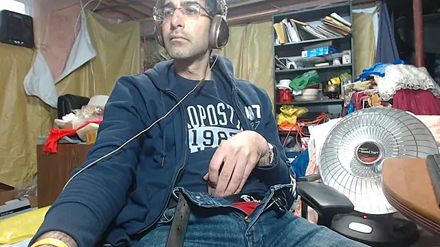 Snapshot of Gsmile1 chatting on December 18, 4:49 pm Gsmile1 online show from December 18, 4:49 pm