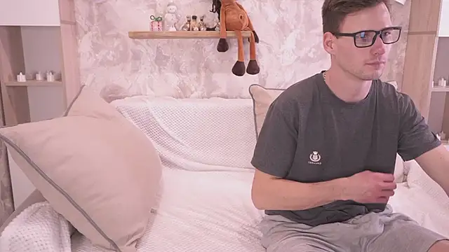 Snapshot of FluffyHat chatting on December 14, 8:24 pm FluffyHat online show from December 14, 8:24 pm