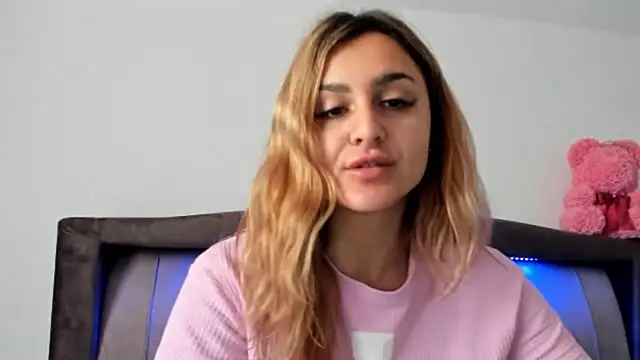 Snapshot of NicolePlay chatting on March 4, 5:35 am NicolePlay online show from March 4, 5:35 am